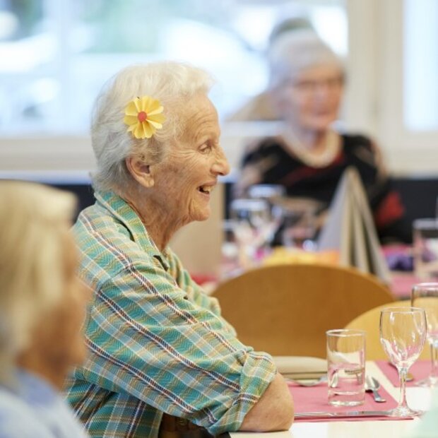 Bewohnerin im geselligen Gespräch