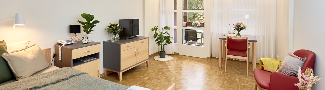 Ein schön eingerichtetes Zimmer 