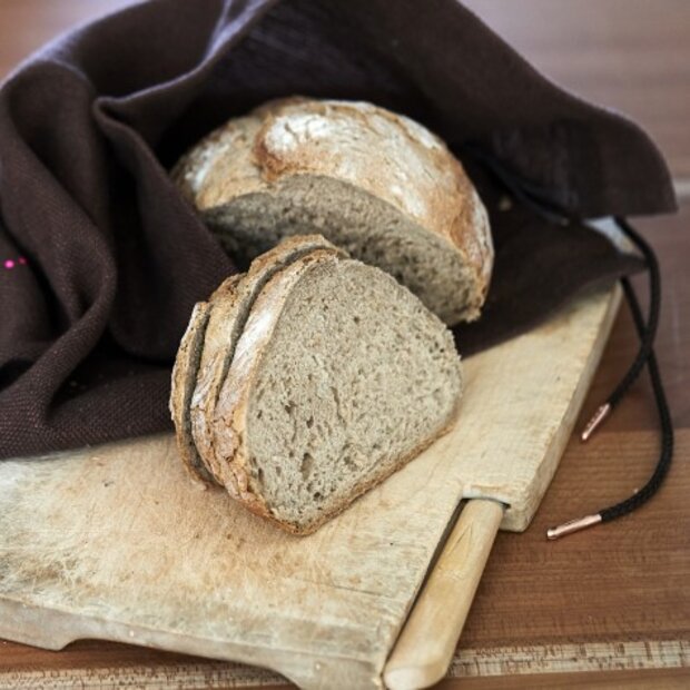 Gewobener Brotbeutel, Holzbrett und Brotmesser