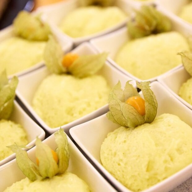 Sorbet in Dessertschale, dekoriert mit kleiner Frucht