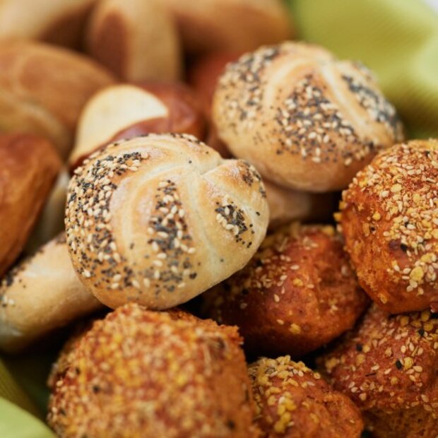 Verschiedene kleine Brötchen im Korb
