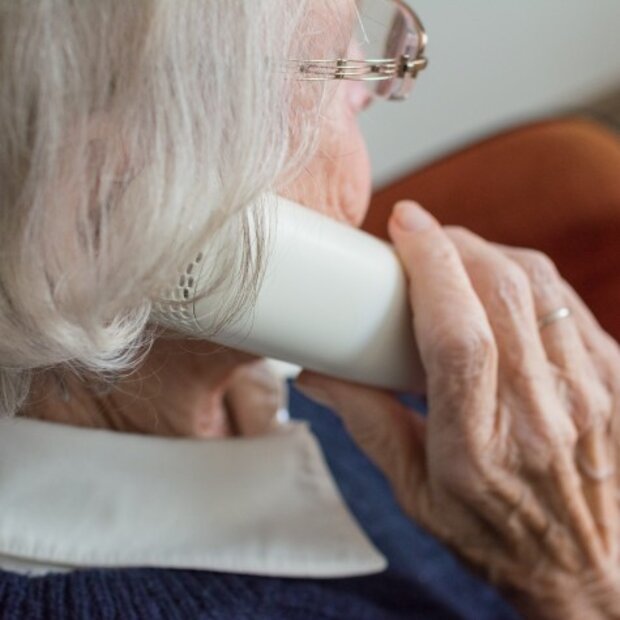 Ältere Frau am Telefon