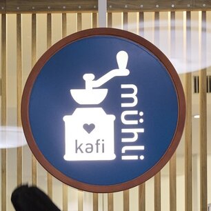 Das Logo des Kafi Mühli stellt eine alte Kaffeemühle dar
